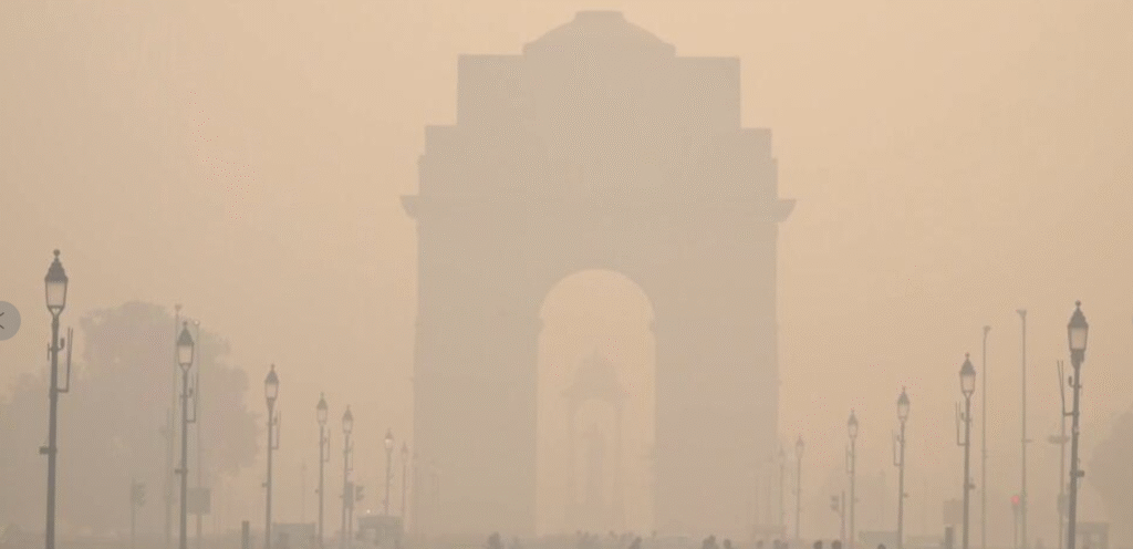 نئی دہلی (اے پی) — منگل کے روز بھارت کے دارالحکومت نئی دہلی پر گھنا دھواں چھا گیا، جو دیوالی کے تہوار کے ایک دن بعد پھیل گیا۔ کروڑوں لوگوں نے آتش‌بازی کے ساتھ دیوالی منائی، جس کے نتیجے میں فضائی آلودگی خطرناک حد تک بڑھ گئی۔