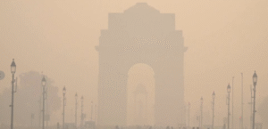 نئی دہلی (اے پی) — منگل کے روز بھارت کے دارالحکومت نئی دہلی پر گھنا دھواں چھا گیا، جو دیوالی کے تہوار کے ایک دن بعد پھیل گیا۔ کروڑوں لوگوں نے آتش‌بازی کے ساتھ دیوالی منائی، جس کے نتیجے میں فضائی آلودگی خطرناک حد تک بڑھ گئی۔