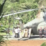 کیرالا کے پٹھنم تھِٹّا ضلع میں صدر جمہوریہ دروپدی مرمو کے ہیلی کاپٹر کے ساتھ ایک غیر معمولی واقعہ پیش آیا جب ان کے ہیلی کاپٹر کے اترنے کے فوراً بعد ہیلی پیڈ کا ایک حصہ دھنس گیا۔ یہ واقعہ بدھ کے روز راجیو گاندھی انڈور اسٹیڈیم، پرمدم میں پیش آیا، جہاں صدر مرمو سبری مالا مندر میں عبادت کے لیے جا رہی تھیں۔ رپورٹس کے مطابق، ہیلی پیڈ حال ہی میں کنکریٹ سے تیار کیا گیا تھا اور ممکنہ طور پر ابھی مکمل طور پر خشک نہیں ہوا تھا، جس کی وجہ سے ہیلی کاپٹر کے وزن سے زمین دھنس گئی اور اس کے پہیے سیمنٹ میں پھنس گئے۔ ابتدائی طور پر صدر مرمو کے ہیلی کاپٹر کی لینڈنگ کا مقام نیلاکّل (پمبا کے قریب) مقرر تھا، لیکن خراب موسم کے باعث آخری وقت میں جگہ تبدیل کر کے پرمدم اسٹیڈیم منتخب کیا گیا۔ مقامی حکام کا کہنا ہے کہ چونکہ کنکریٹ تازہ ڈالا گیا تھا، اس لیے وہ ہیلی کاپٹر کے وزن کو برداشت نہیں کر سکا۔ حادثے کے فوراً بعد پولیس اور فائر بریگیڈ کے اہلکار موقع پر پہنچے اور فوری کارروائی کرتے ہوئے ہیلی کاپٹر کے پہیوں کو ہاتھ سے دھکیل کر باہر نکالا۔ خوش قسمتی سے کسی قسم کی چوٹ یا بڑا نقصان نہیں ہوا۔ یہ واقعہ وی وی آئی پی دوروں کے دوران حفاظتی انتظامات اور انفراسٹرکچر کے معیار پر سنجیدہ سوالات اٹھاتا ہے، خاص طور پر جب آخری لمحات میں انتظامات تبدیل کیے جائیں۔